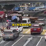 违规电动车主遭遇违规重型半挂车，监控拍下“死亡弯月”下的惊魂瞬间！